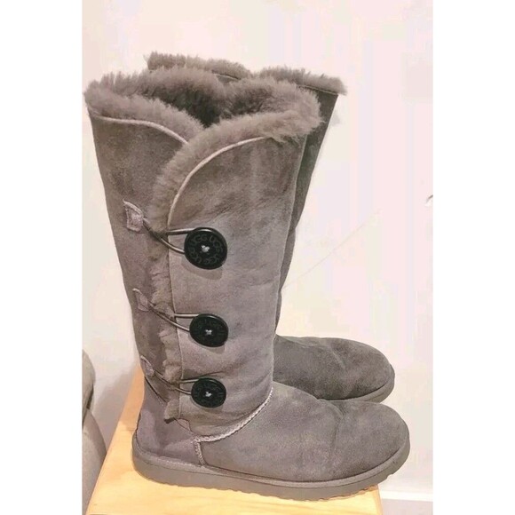 UGG Bailey Triplet Button Women Sheepskin Shearling Sherpa Boots Grey Women sz 9 - Picture 3 of 11